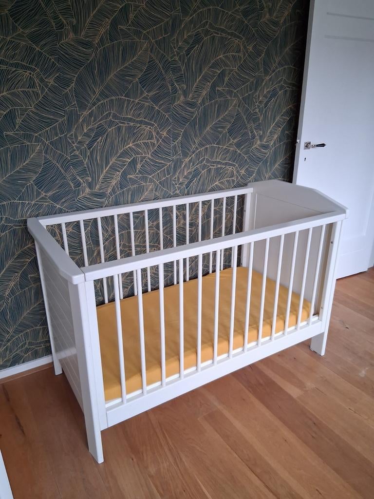 Wit houten kinderbedje met verstelbare lattenbodem, Kinderen en Baby's, Babywiegjes en Ledikanten, Gebruikt, Ledikant, Ophalen