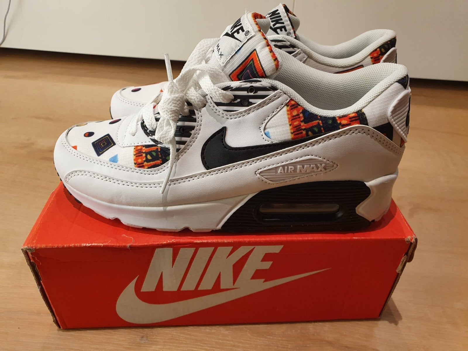 Nike Air Max 90 met uniek patroon, Kleding | Dames, Schoenen, Wit, Nieuw, Ophalen of Verzenden, Sneakers of Gympen