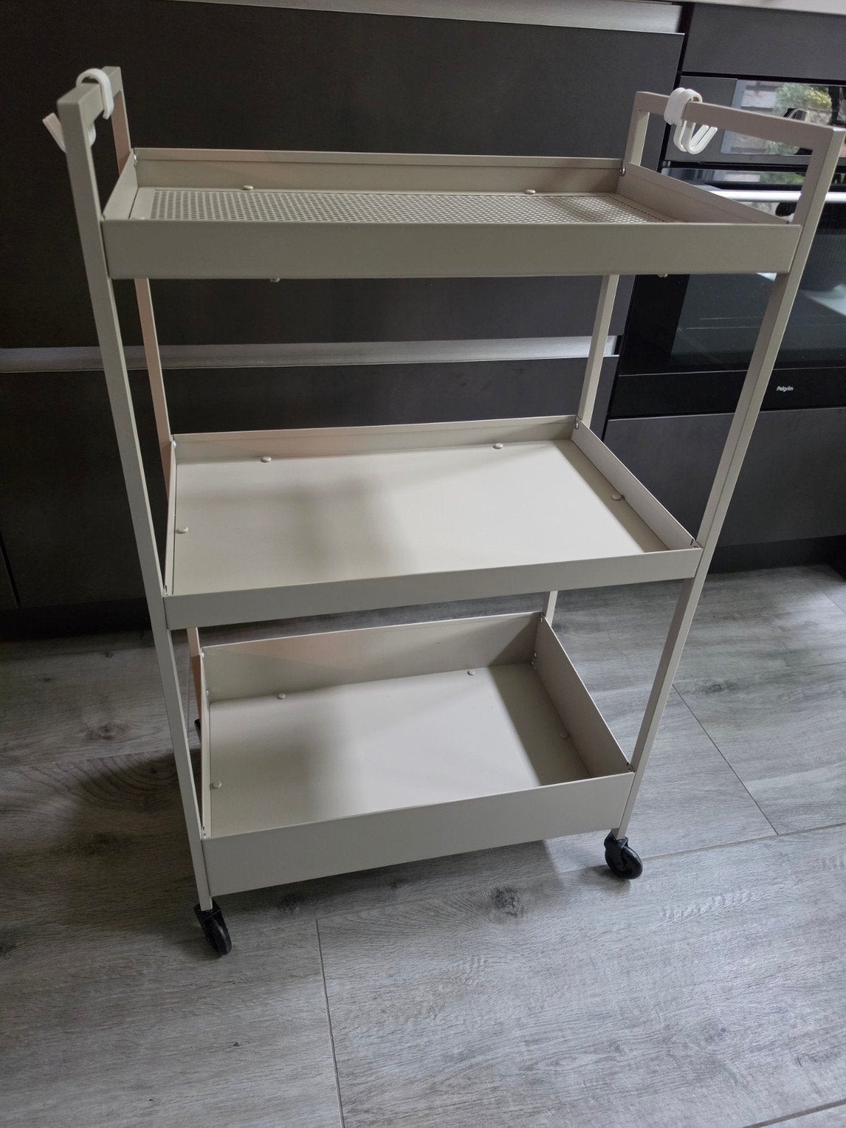 Handige beige serveerwagen Ikea met 3 planken en wielen, Ophalen