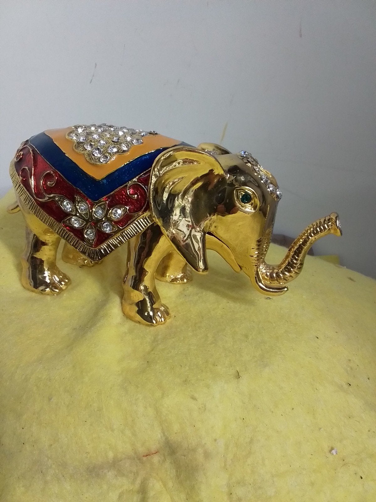 15760 ) mooie goudkleurige zware olifant  bewaardoos   18c, Ophalen of Verzenden, Zo goed als nieuw, Dier