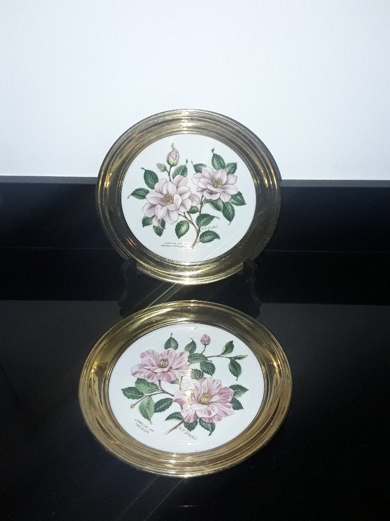 2 Chique gebloemde wandborden met goudkoperen rand, Verzenden, Zo goed als nieuw, Porselein, Bord of Schaal