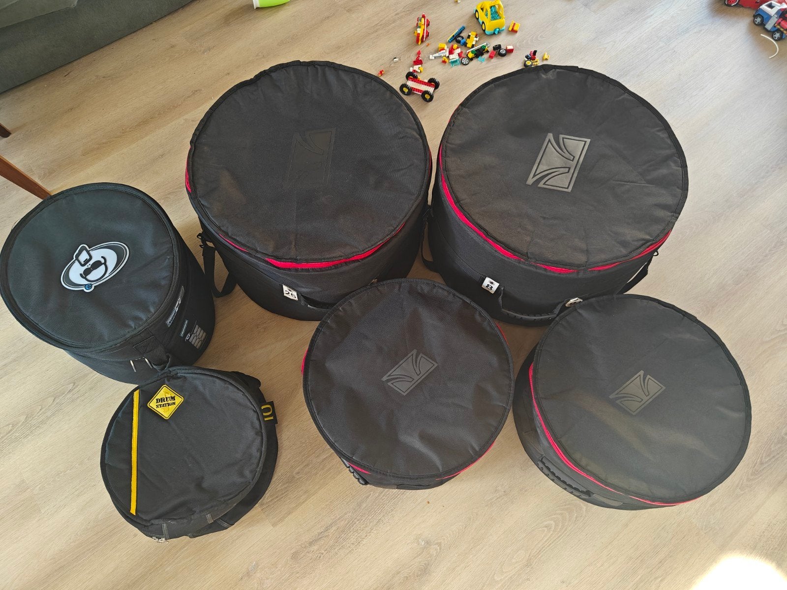 Foto 3 van Diverse drumhoezen oa 18, 13, 12 en 10 inch (oa tama)