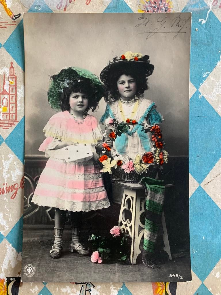 17-8-1906 Twee meisjes met hoed (NN), Verzamelen, Ansichtkaarten | Themakaarten, Ophalen of Verzenden, Voor 1920, Gelopen, Kinderen