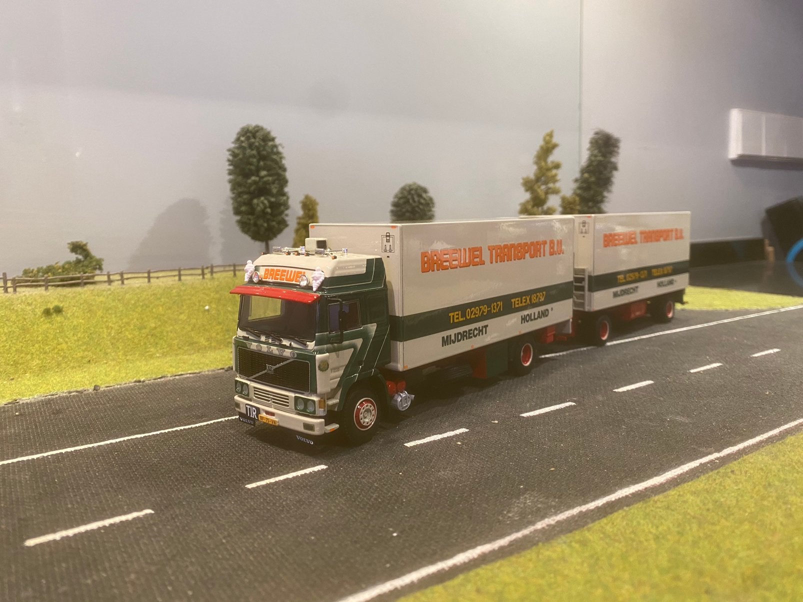 Volvo F12 moterwagen met aanhanger van Breewel, Hobby en Vrije tijd, Modelauto's | 1:50, Ophalen of Verzenden, Zo goed als nieuw