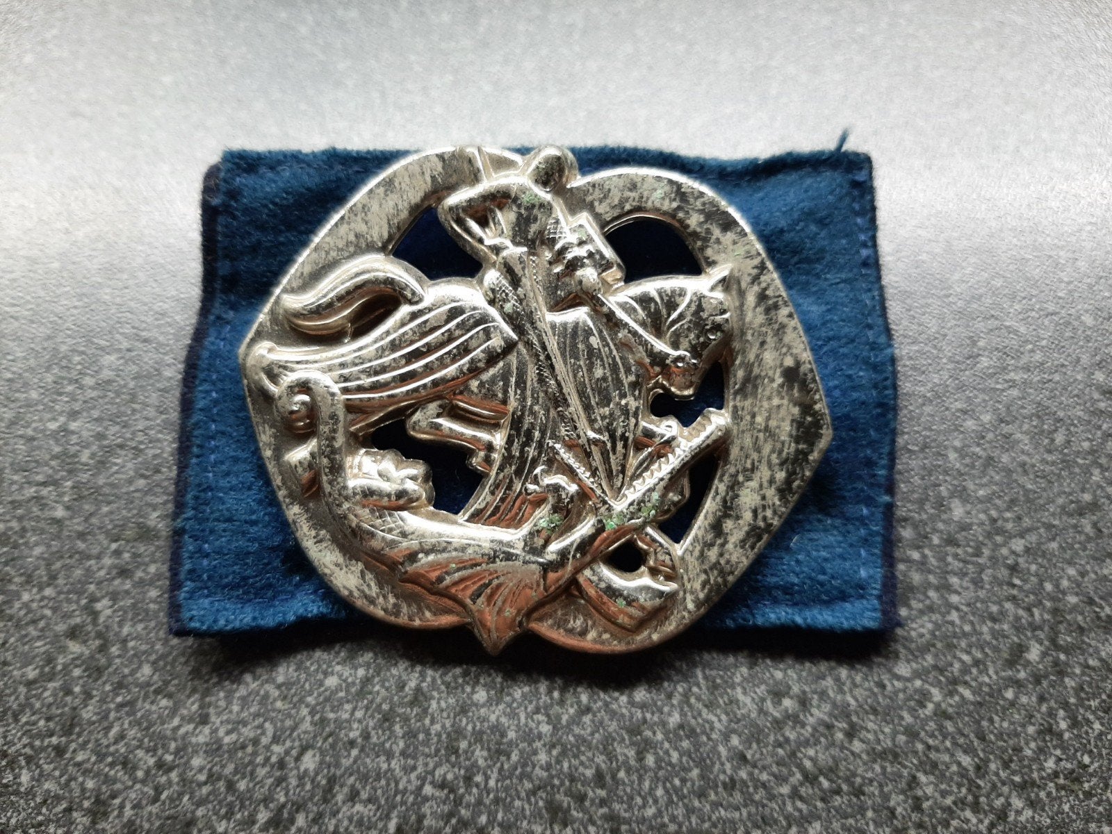 Cavalerie   baret embleem met oud achtergrondje  KL, Verzamelen, Ophalen of Verzenden, Landmacht, Nederland, Embleem of Badge