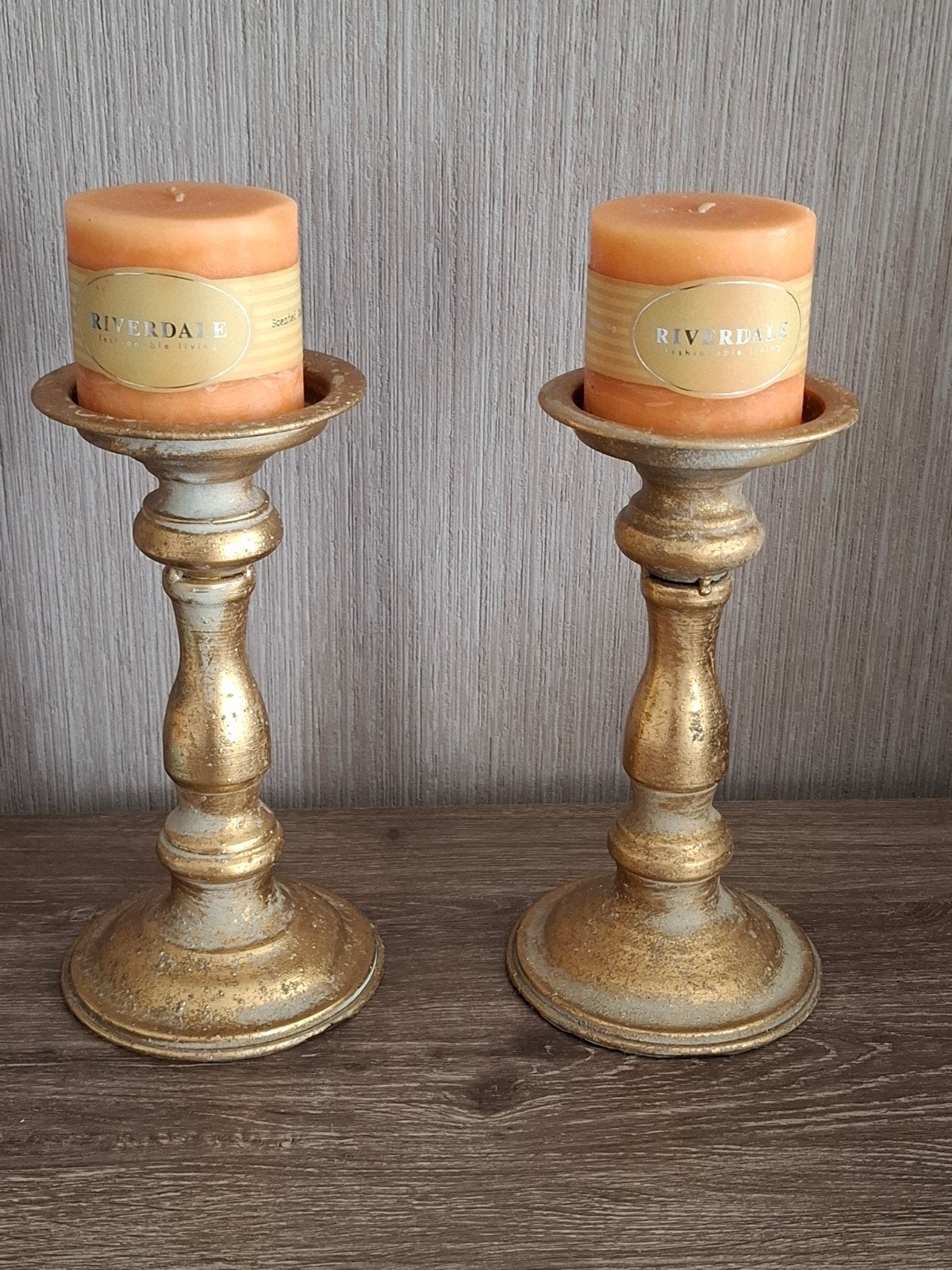 Riverdale Kandelaar met Kaars - Goudkleurig - 2 stuks, Huis en Inrichting, Woonaccessoires | Kandelaars en Kaarsen, Riverdale