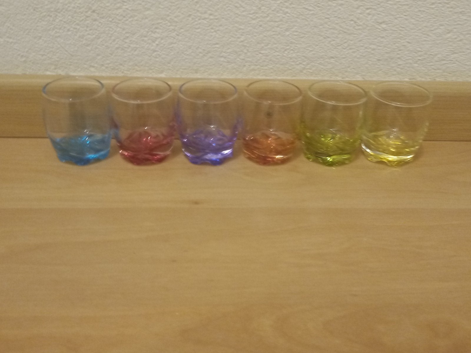 6 gekleurde shot glaasjes, Verzamelen, Glas en Borrelglaasjes, Ophalen of Verzenden, Zo goed als nieuw, Borrel- of Shotglas