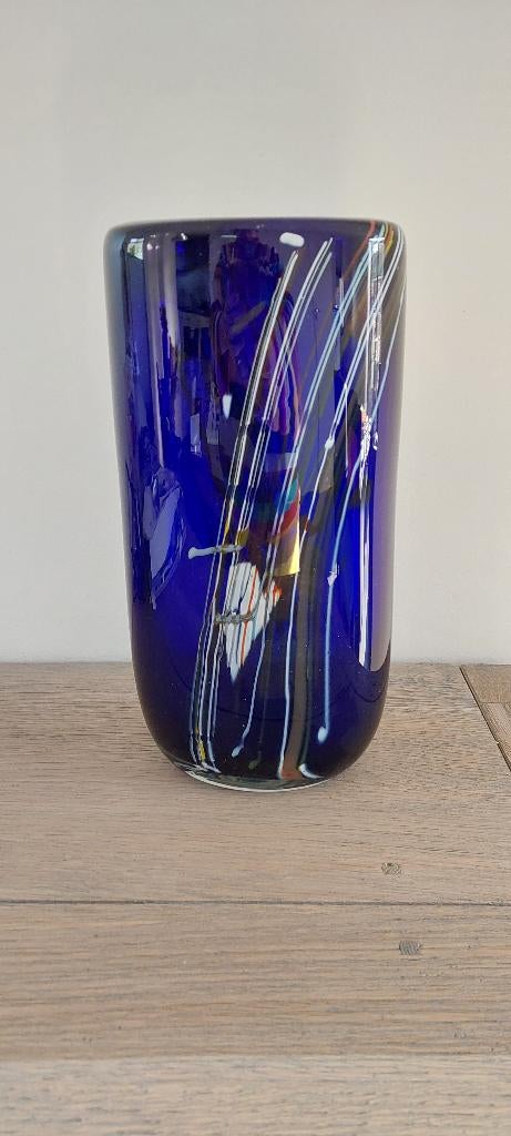 Mooie, zware, decoratieve, blauw doorschijnende glazen vaas, Huis en Inrichting, Woonaccessoires | Vazen, Blauw, Ophalen of Verzenden