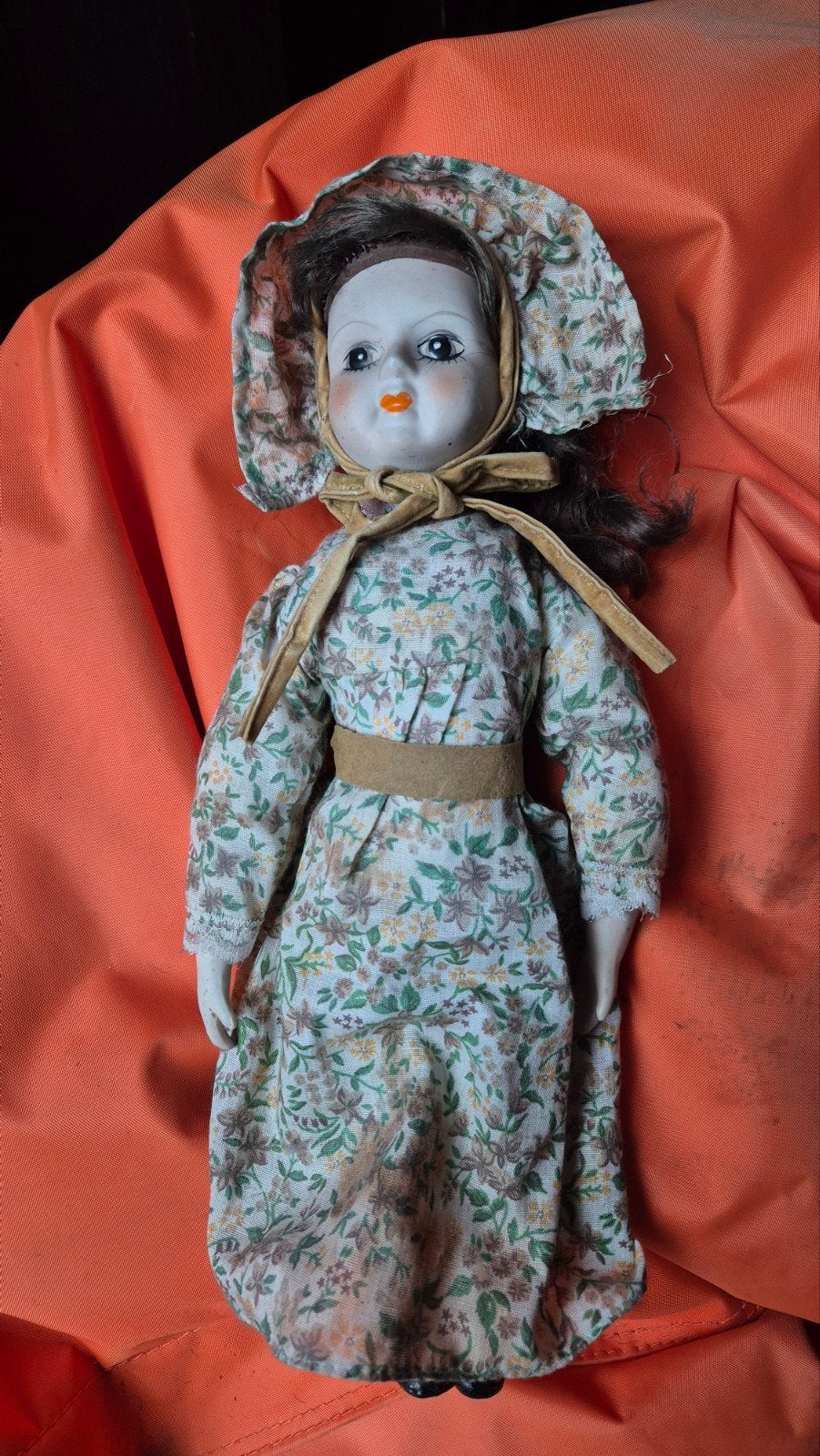 Antieke porseleinen pop met mutsje en bloemenjurk, Antiek en Kunst, Antiek | Porselein, Ophalen of Verzenden