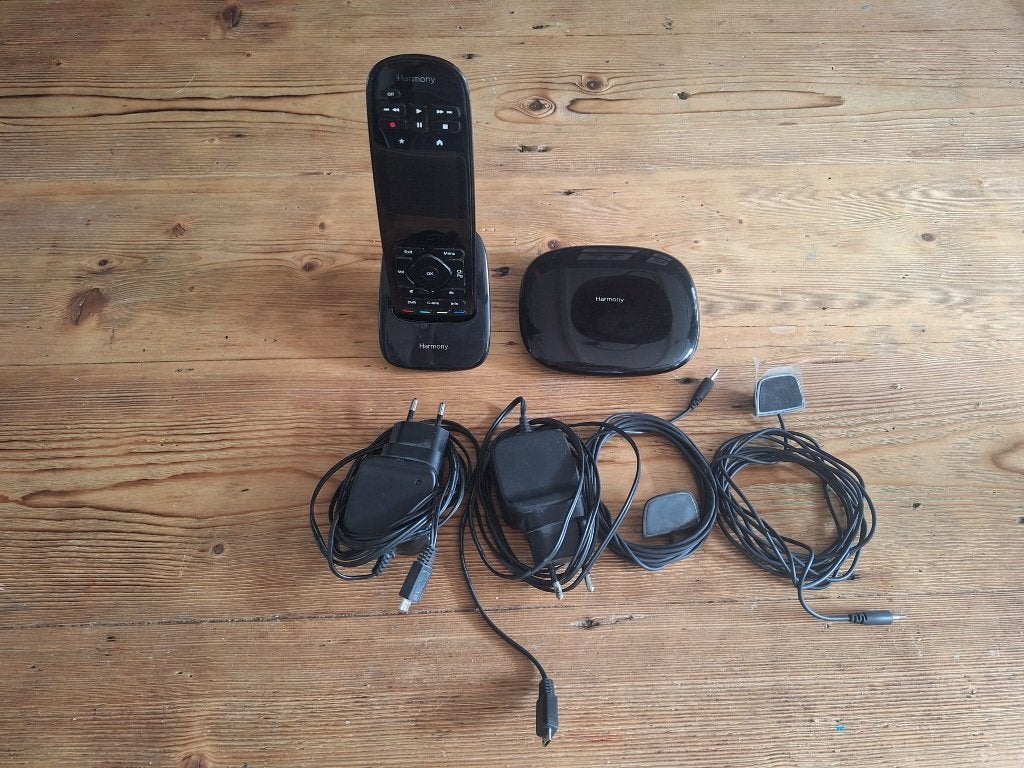 Logitech Harmony Ultimate + Hub + laadstation + accessoires, Ophalen of Verzenden, Gebruikt