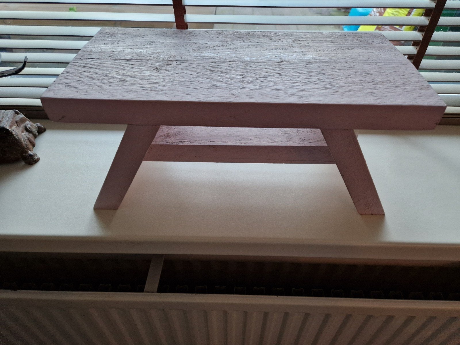 Mooi lichtroze vensterbank krukje van steigerhout., Ophalen of Verzenden, Zo goed als nieuw