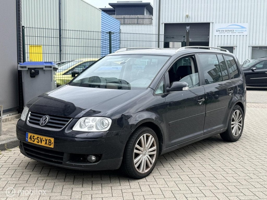 Volkswagen Touran 2.0-16V FSI Highline, Auto's, Volkswagen, Gebruikt, 4 cilinders, Zwart, Bedrijf