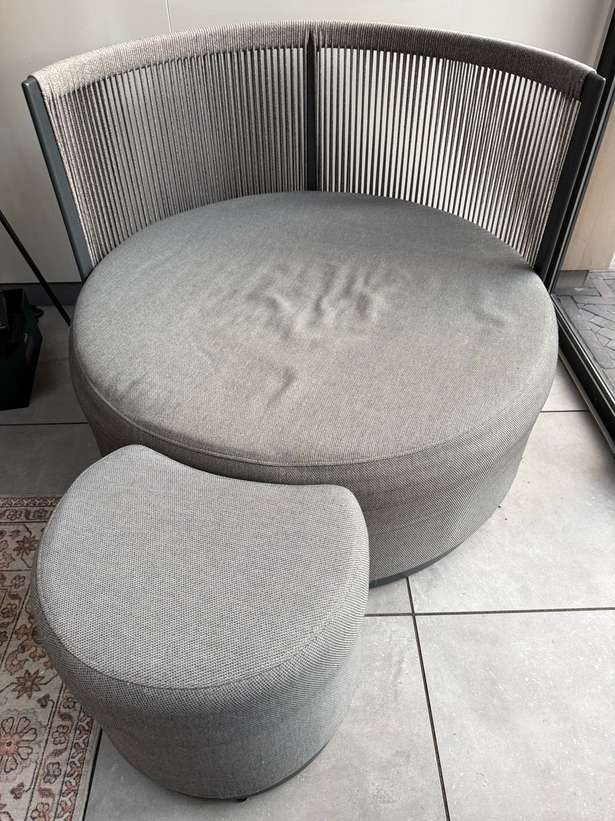 Ronde relaxfauteuil/loveseat met kussens en voetenbankje, Ophalen, Gebruikt, 100 tot 125 cm, Tweepersoons