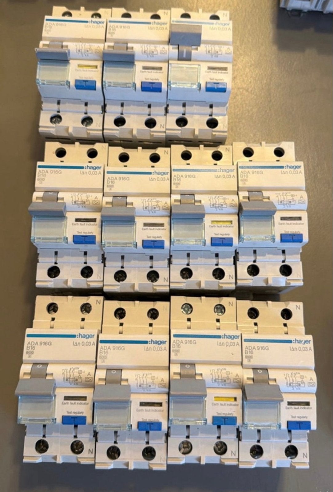 11stuks Hager ADA 916G Aardlekautomaat B16 0,03A, Ophalen of Verzenden, Gebruikt, Hager, Aardlekautomaat