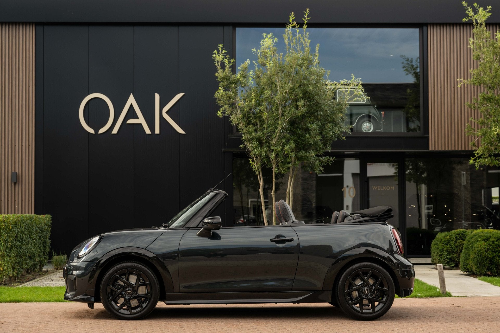 MINI Cabrio 2.0 Cooper C John Cooper Works XL | Leder | Memo, Auto's, 15 km/l, Gebruikt, Zwart, 4 stoelen
