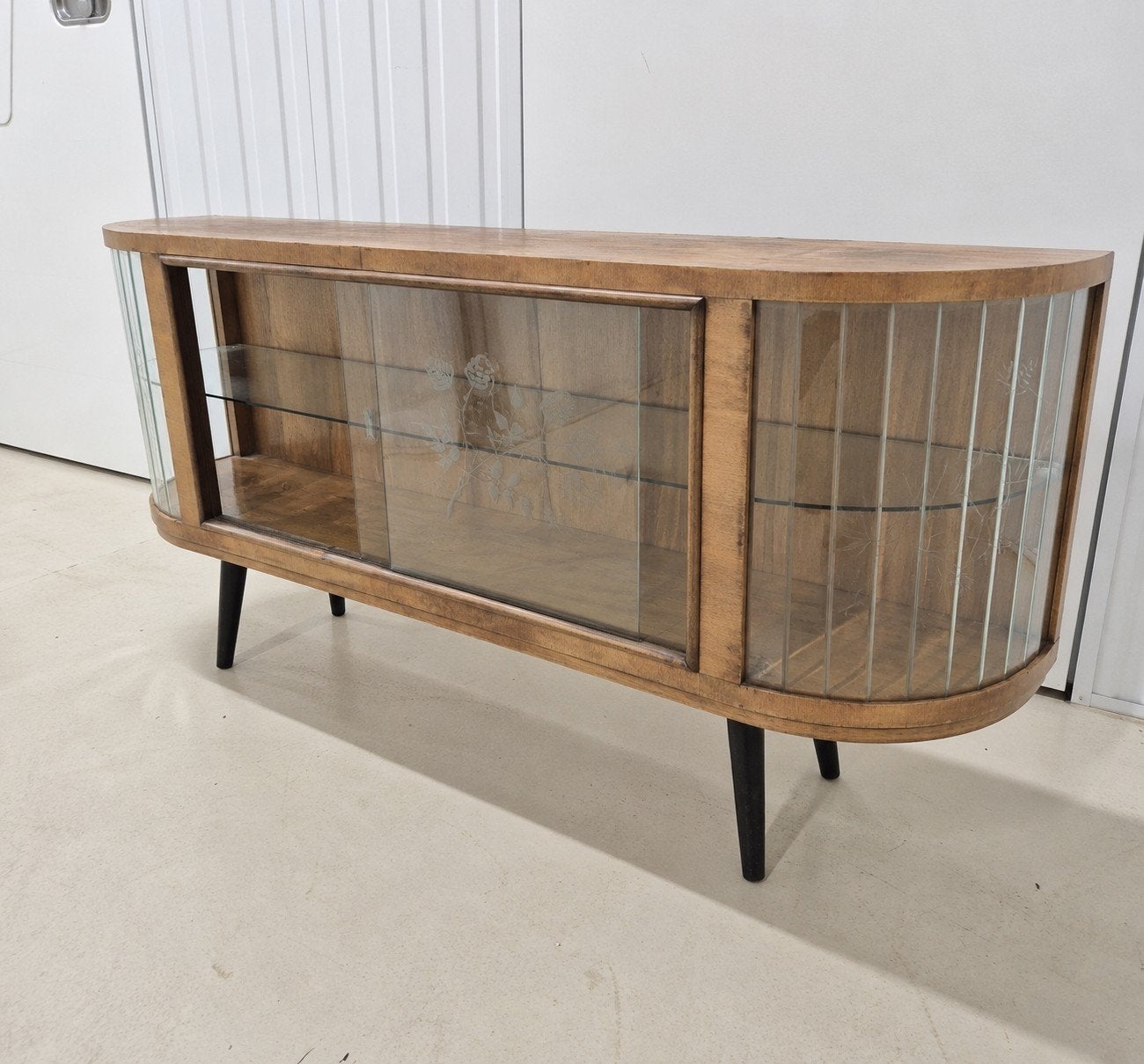 Uniek vintage dressoir met subtiele glasgravures, Ophalen