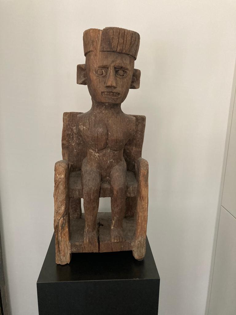Uniek Houten Beeld van Zittende Figuur - 60 cm Hoog, Handgemaakt, Beeld, Hout, Bruin