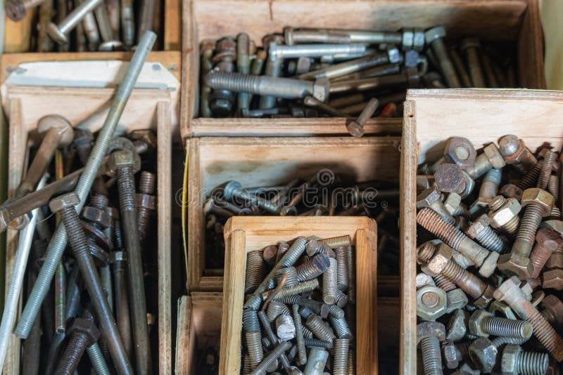gezocht oude schroeven/bouten ander klein materiaal, Ophalen
