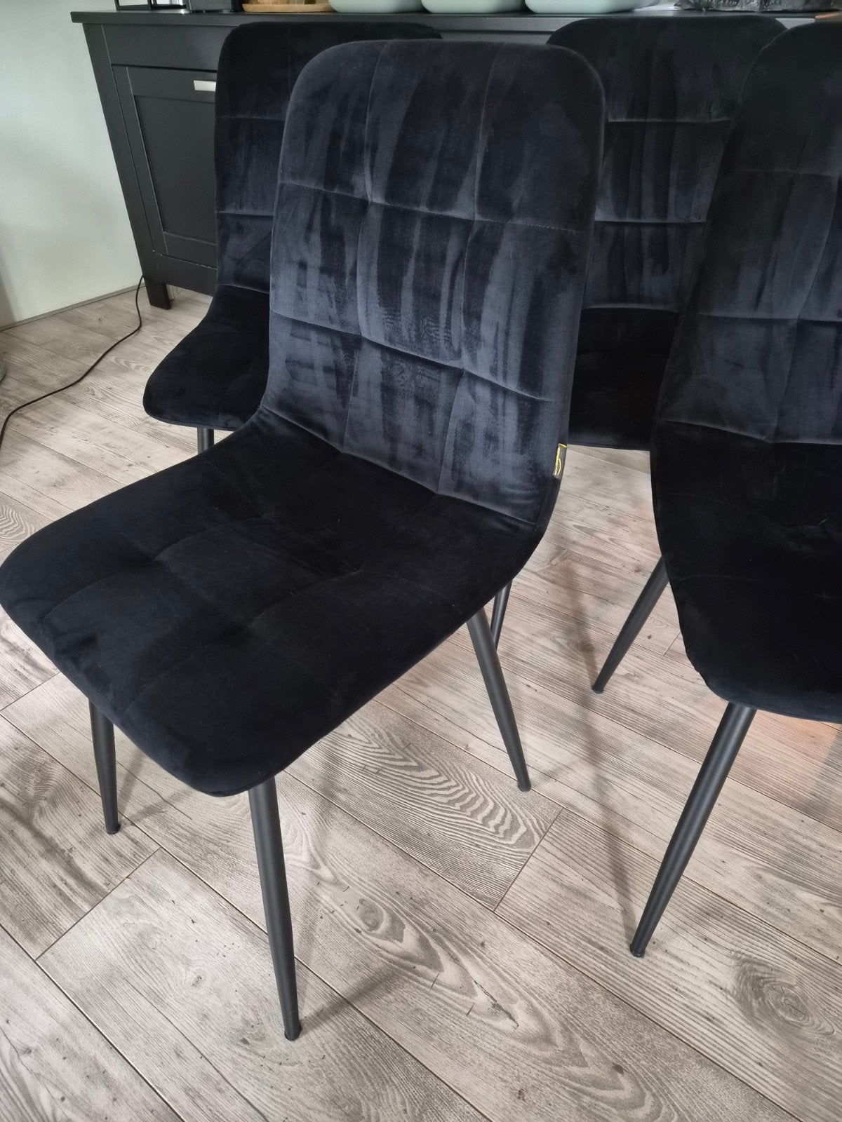 Set van 4 zwarte velvet eettafelstoelen met metalen poten, Ophalen, Gebruikt, Zwart, Metaal