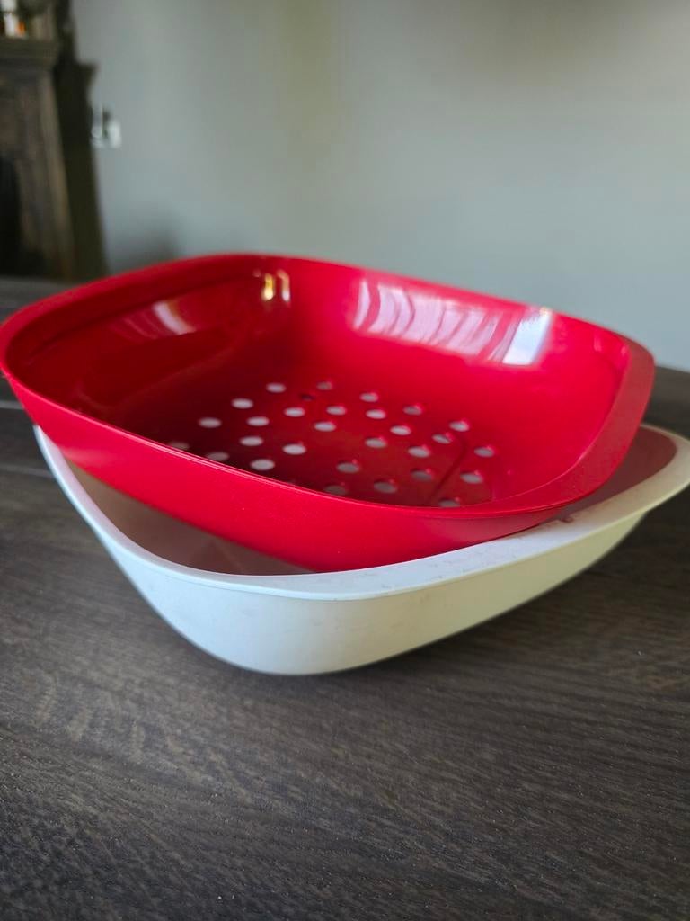Rode vergiet met witte onderschaal, Huis en Inrichting, Keuken | Tupperware, Ophalen of Verzenden, Gebruikt, Rood, Bak of Kom