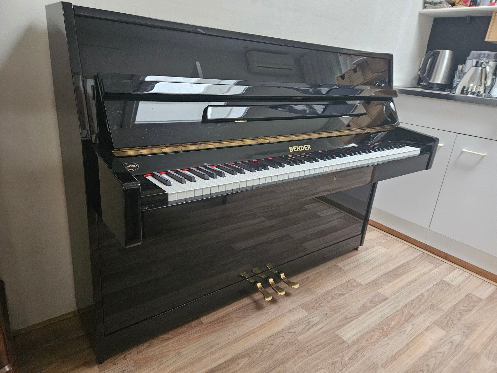 Bender C108 . Nieuwst, Gestemd en evt. Gebracht, Muziek en Instrumenten, Ophalen of Verzenden, Zo goed als nieuw, Zwart