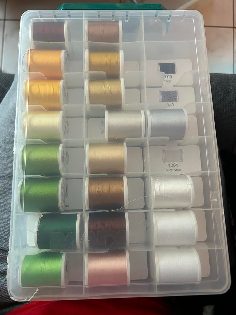 Madera borduurgaren set - bijna nieuw, 2 rollen missend, Ophalen of Verzenden, Zo goed als nieuw, Machineborduren, Borduurgaren of Zijde
