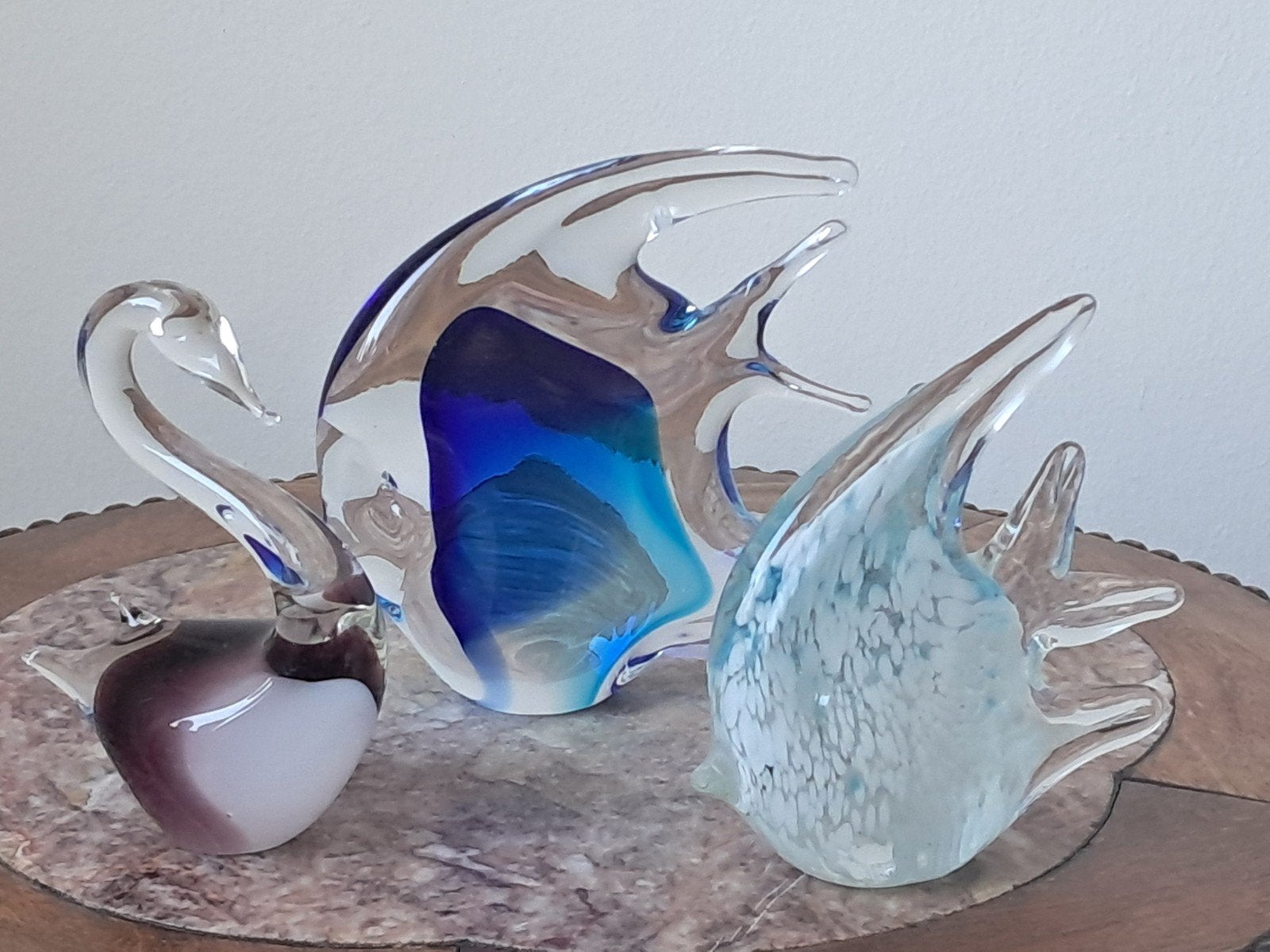 Twee meerkleurige glazen maanvissen en zwaan, Antiek en Kunst, Ophalen of Verzenden