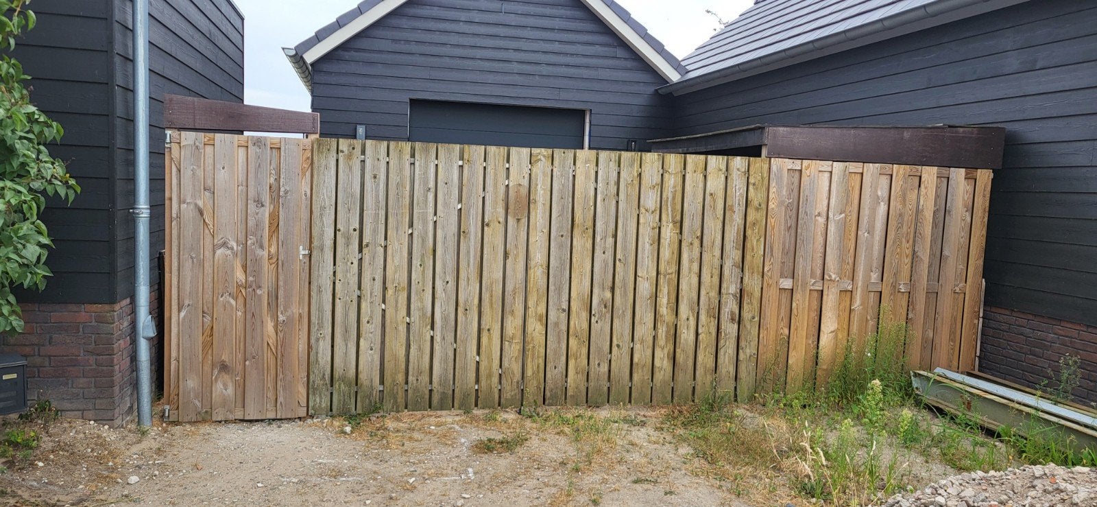 Schutting met dubbele poort, loopdeur en afdak/fietsenhok, Ophalen, 6 meter of meer, Hout, 1 tot 2 meter