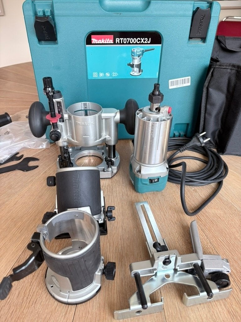 Makita RT0702CX2J frees/trimmer in Mbox IN ZEER GOEDE STAAT, Doe-het-zelf en Verbouw, Gereedschap | Freesmachines, Overige soorten