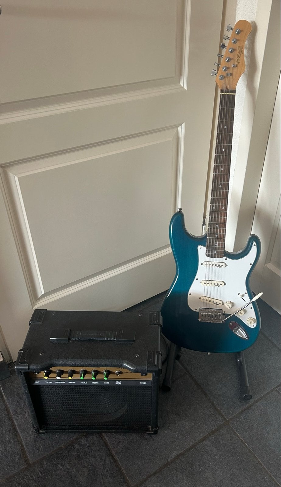 Stagg elektrische gitaar met Soundking SK30GO versterker, Met versterker, Zo goed als nieuw, Solid body, Ophalen