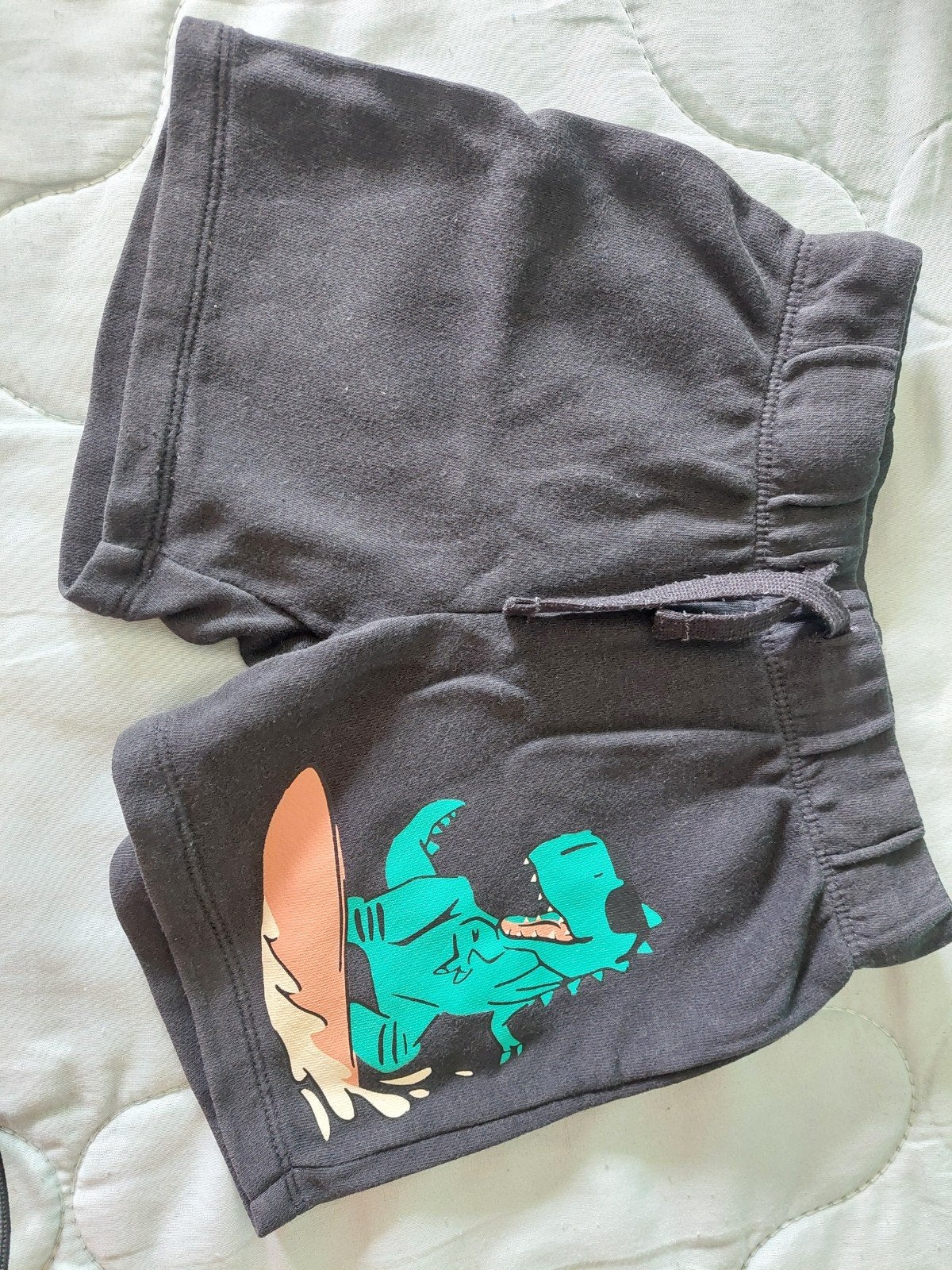 Leuke korte broek maat 104 met dinosaurus print