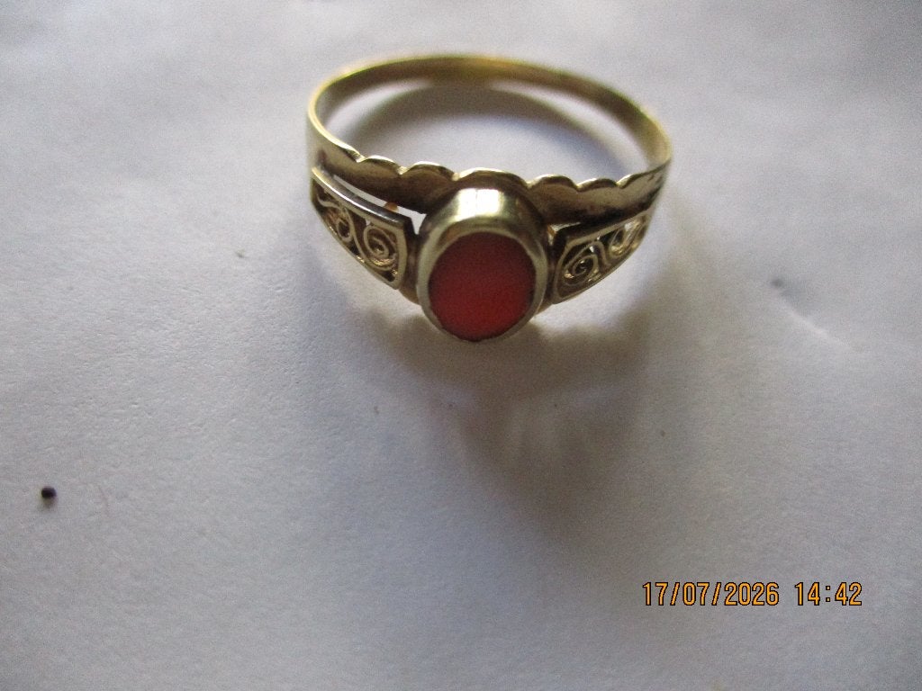 gouden  ring met bloedkoraal 14 karaat, 18 tot 19, Ophalen of Verzenden, Zo goed als nieuw, Dame