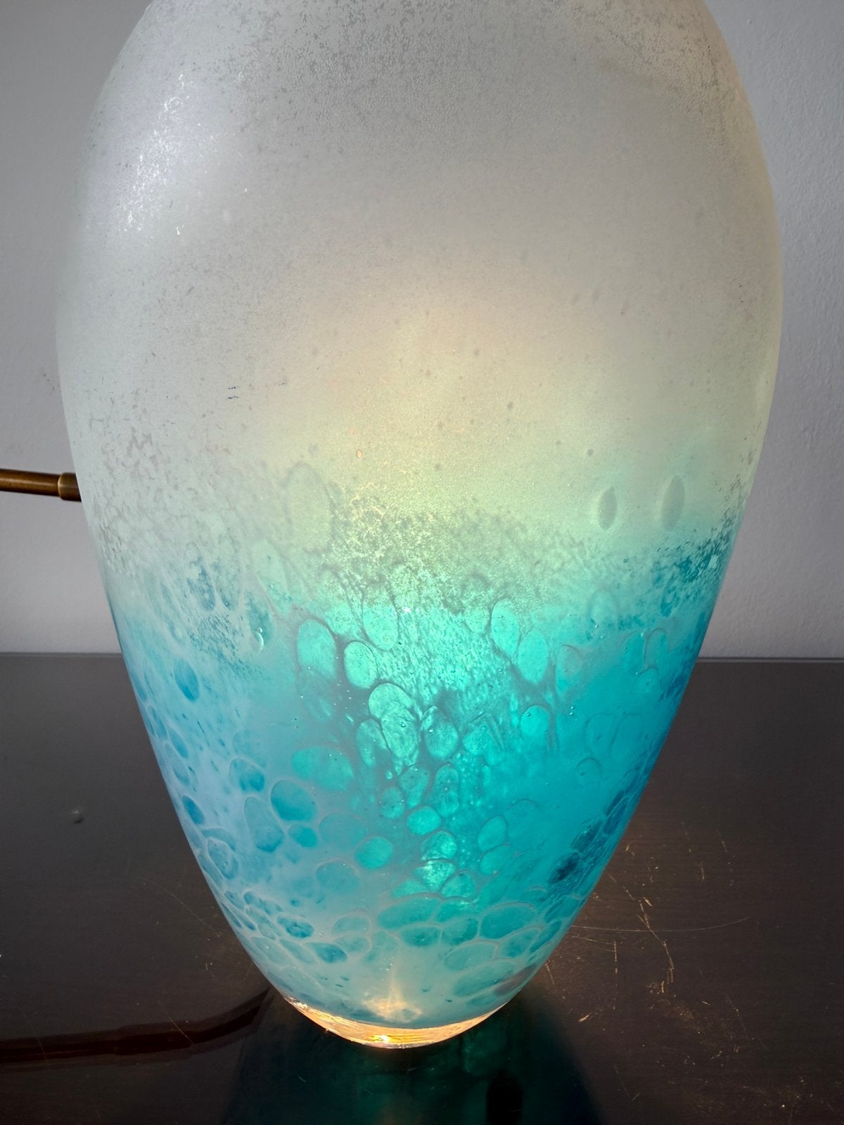 Prachtige grote vaas satijnglas met oceaan effect wit blauw, Ophalen of Verzenden, Blauw