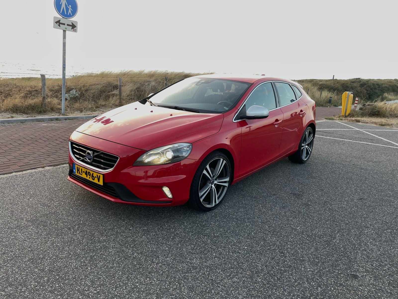 Volvo V40 2.0 D2 R-Design (120 PK) – NAP – Sportief, Auto's, Voorwielaandrijving, Zwart, 4 cilinders, 1969 cc