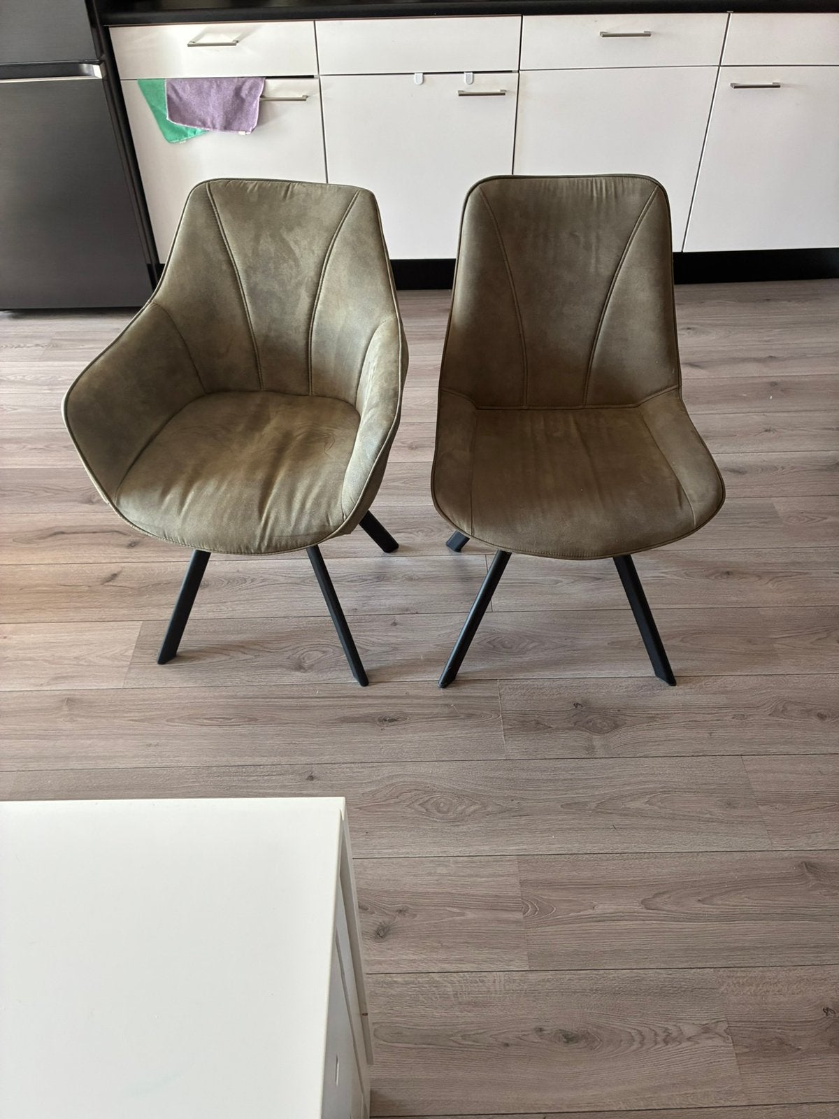 2 stoelen groene suede stof, Huis en Inrichting, Stoelen, Ophalen, Twee, Overige kleuren, Zo goed als nieuw