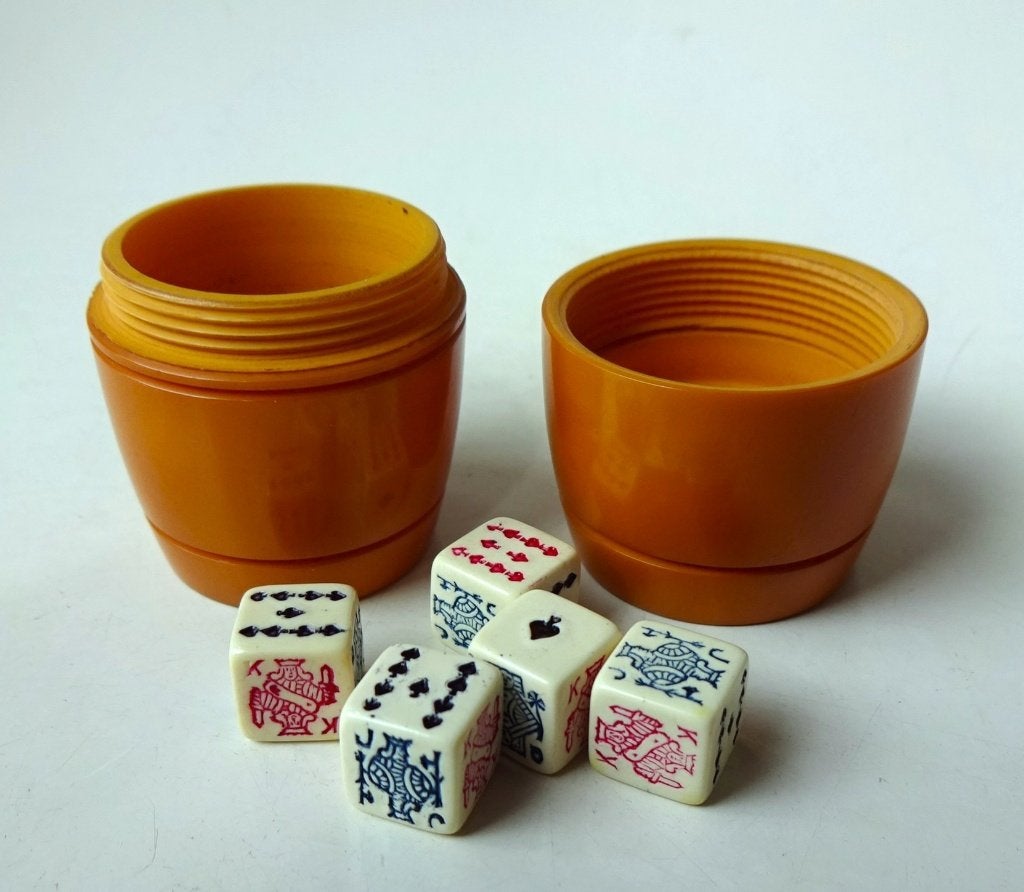 Jaren '30 / '40 catalin doosje: 5 x poker dobbelstenen, Ophalen of Verzenden