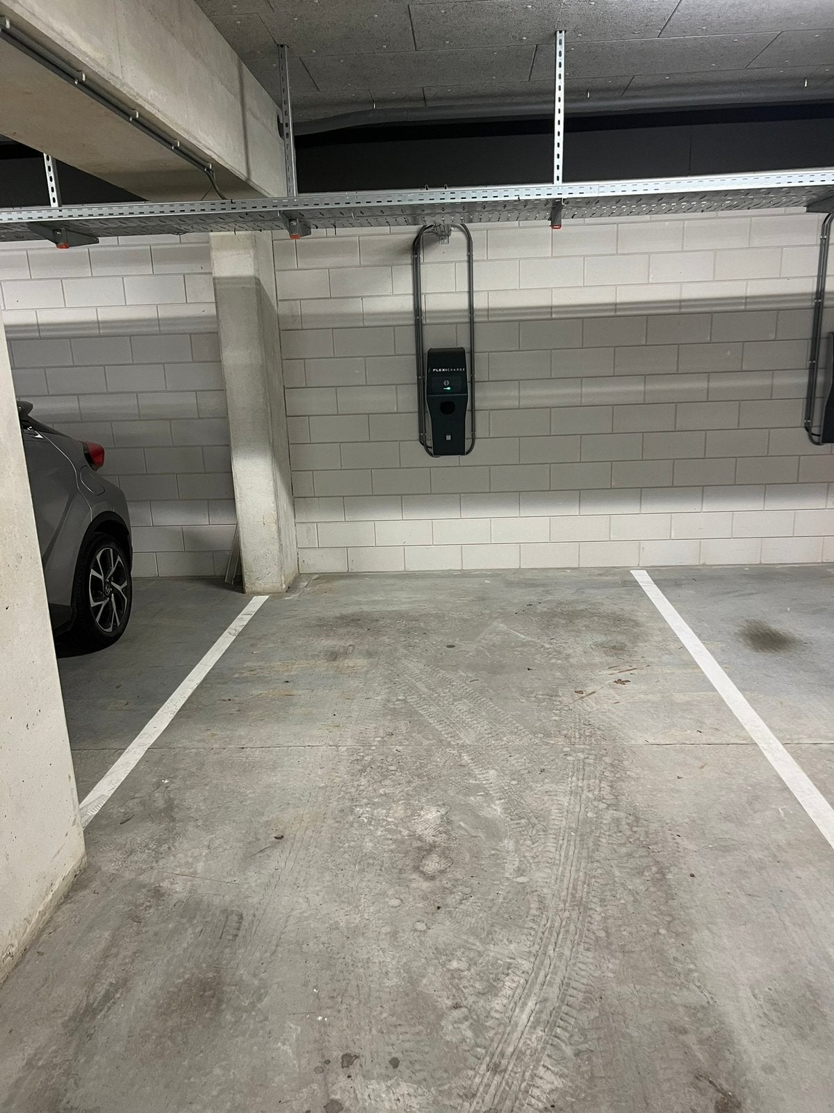 Parkeerplaats met laadpaal op loopafstand van Amsterdam CS, Huizen en Kamers, Garages en Parkeerplaatsen, Amsterdam