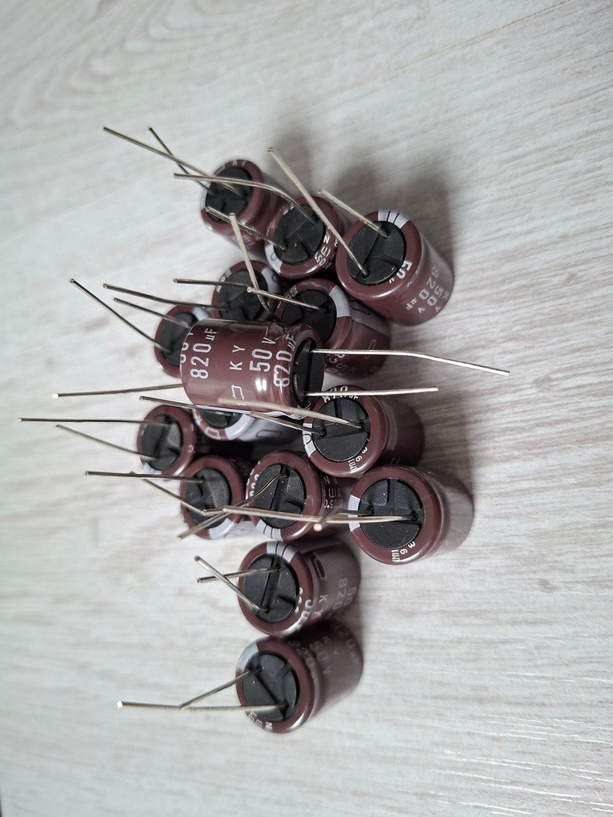 nichicon KV serie elco 820uF 50V 105C, Ophalen of Verzenden, Nieuw