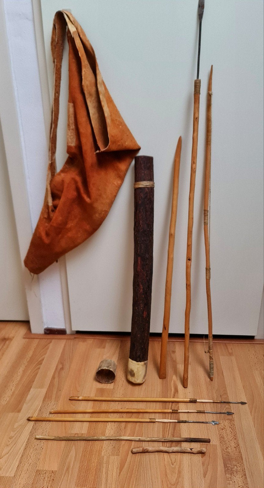 Jachtgerei Afrikaans in dierenhuid + koker decoratief uniek, Antiek en Kunst, Bruin, Afrika, Overige typen, Handgemaakt