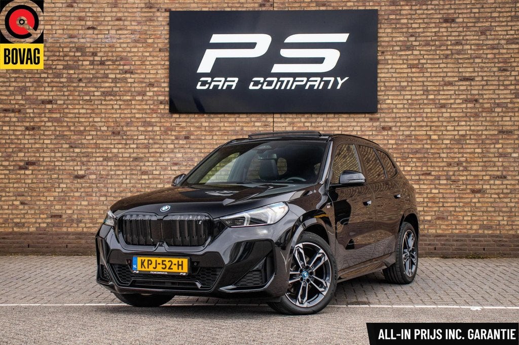 BMW iX1 xDrive30 67 kWh, Pano, Leder, Carplay, Ambient, H&K, Auto's, BMW, Automaat, 12 maanden, Zwart, Zwart