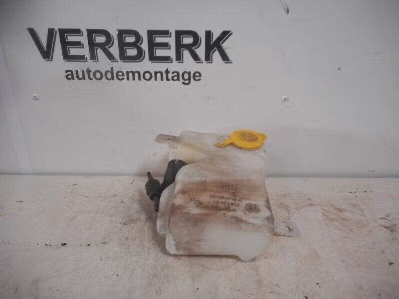 RUITENSPROEIERPOMP + RESERVOIR Opel Corsa B (73 / 78 / 79), Bahnhofsplatz 65423 Rüsselsheim am Main, DE, Gebruikt, Opel, Opel Automobile GmbH