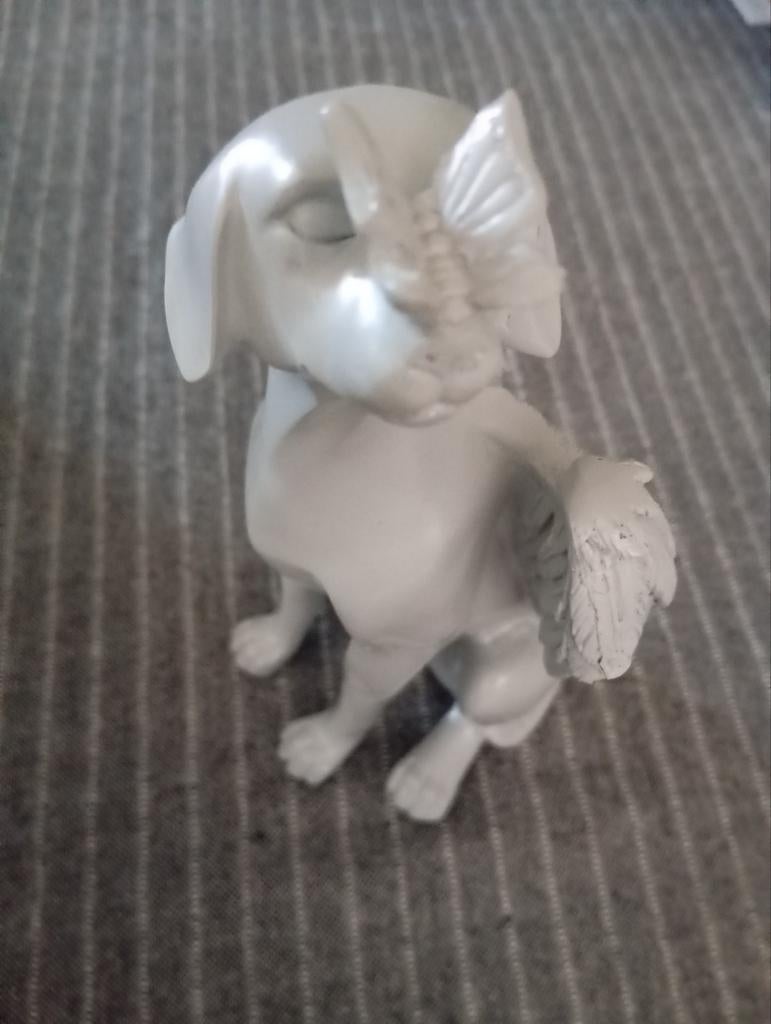 Hond met vleugels en vlinder op neus - Decoratief beeldje, Ophalen, Gebruikt, Fantasy