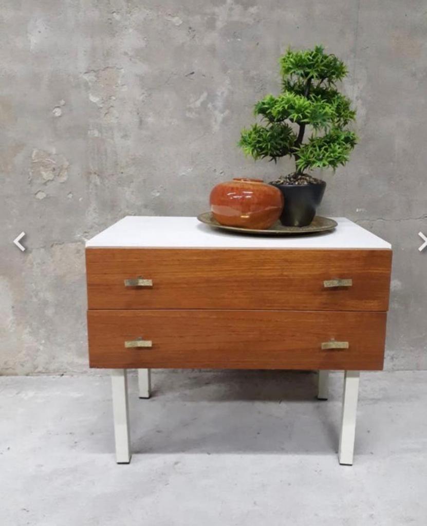 Vintage kastje met 2 lades, teakfineer en metalen pootjes, Huis en Inrichting, Kasten | Ladekasten, Ophalen, Gebruikt, 1 of 2 laden