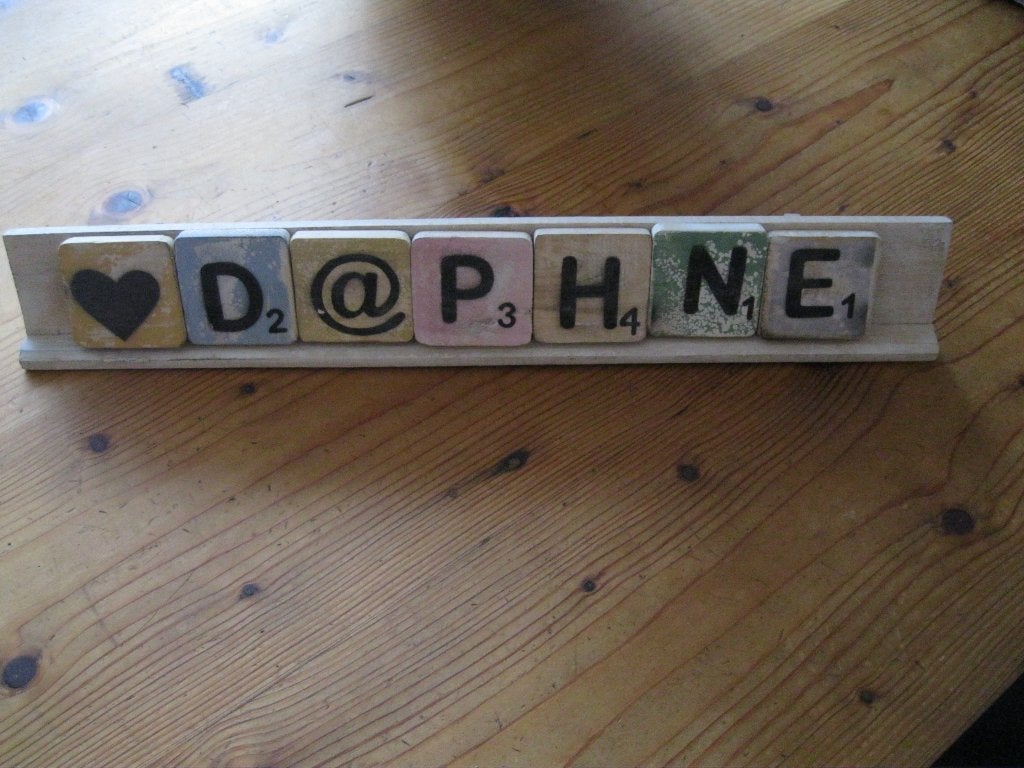 1 love DAPHNE scrabble letters op plankje, 50 cm, 7 cm, Ophalen of Verzenden, Zo goed als nieuw