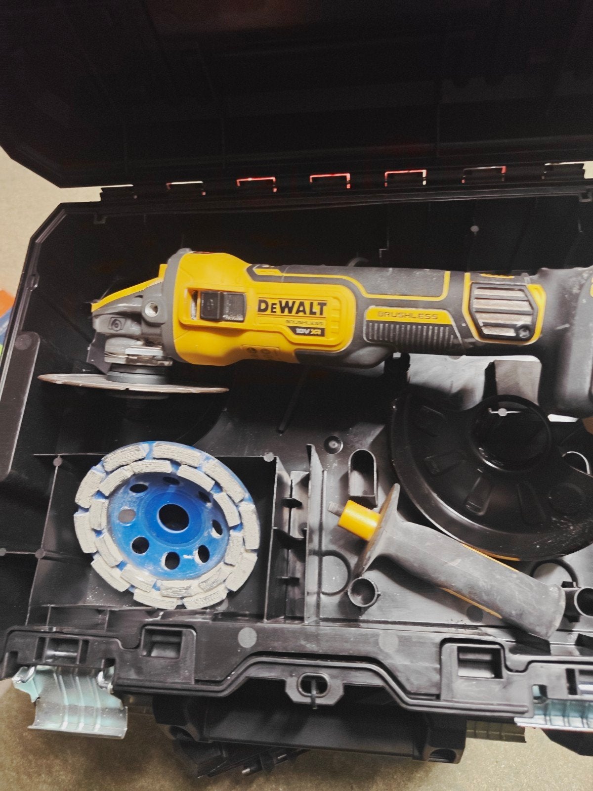 Foto 3 van DeWalt Haakse Slijper met Koffer en Accessoires