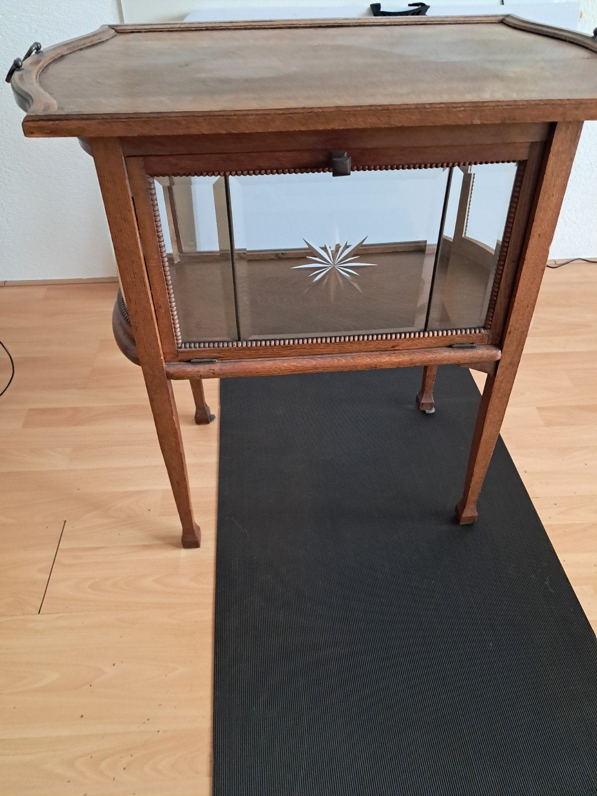 Antieke houten theewagen met glazen vitrine, Ophalen