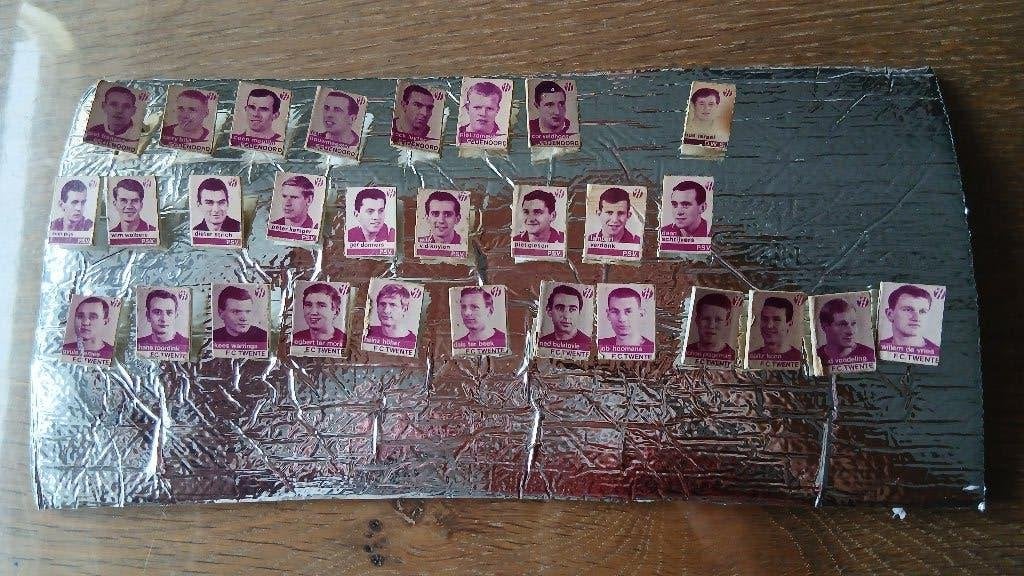 29 Nederlandse voetbalspelers speldjes jaren 60, Ophalen of Verzenden, Gebruikt, Sport, Speldje of Pin