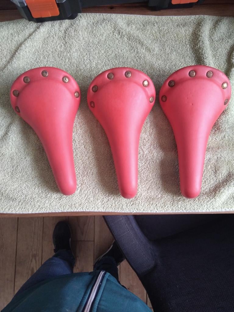 Partij Sportieve fietszadel kleur rood, Ophalen, Gebruikt, Overige typen