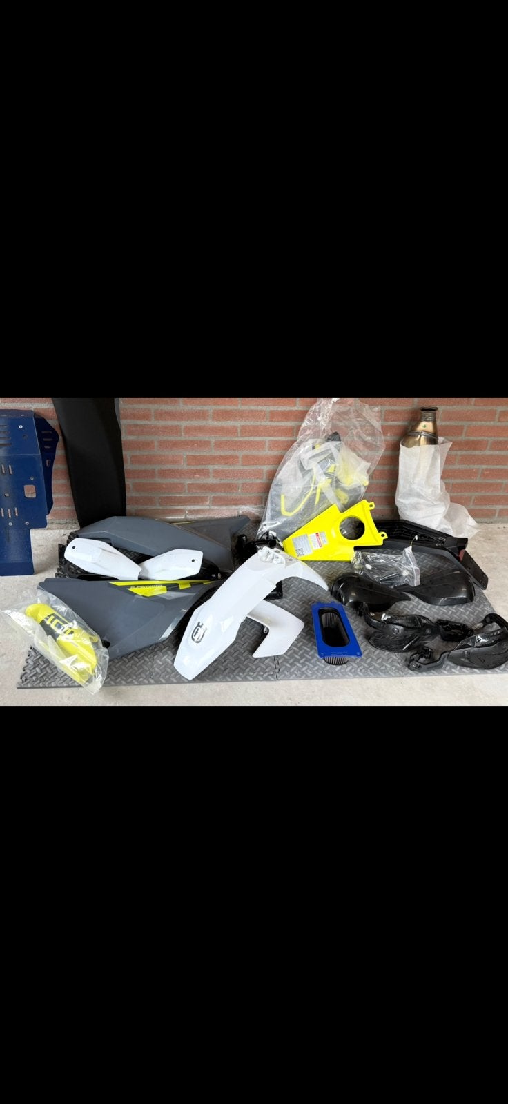 2023 Husqvarna 701SM OEM Full Plastics kit, Particulier