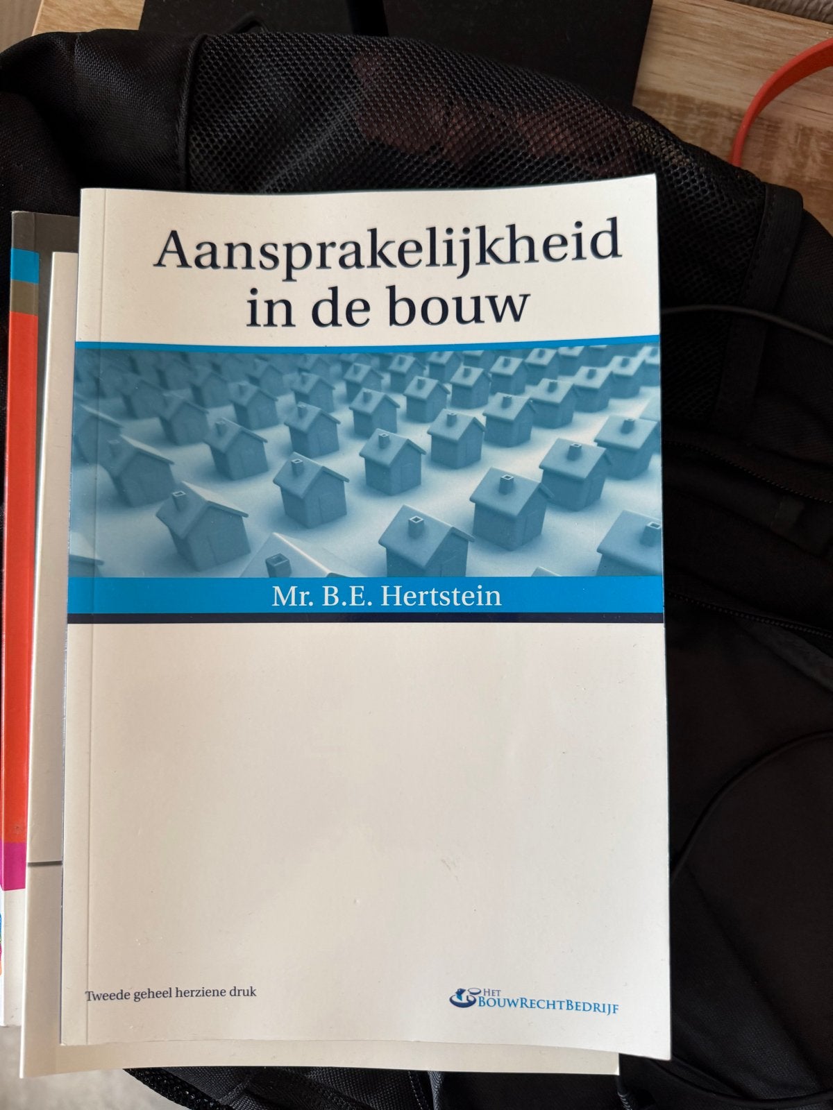 Boek: Aansprakelijkheid in de bouw - Mr. B.E. Hertstein, Boeken, Ophalen of Verzenden, Gamma, Zo goed als nieuw, HBO